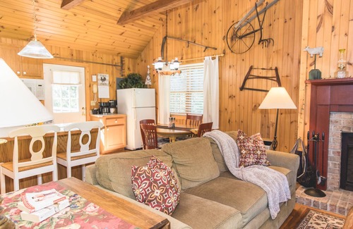 Lexington Cottage | Deerfield Honeymoon Cottage at Autumn Ridge