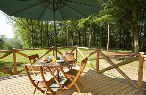 Ashby-de-la-Zouch Cabin | Deerpark Lodge sleeps six people and is perfect for a quiet getaway. Dog-friendly.