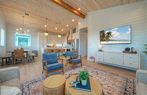 Port Aransas House | Deja Blue | Coastal Retreat w/Pool, Firepit, BBQ & Outdoor TV Lounge