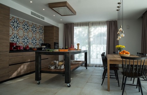 Cabo Roche Villa | Del Sol. Modern Andalus, beach access and views