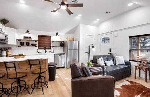 Wichita House | Delano Cabin - 2 Kings - Cute and Cozy!