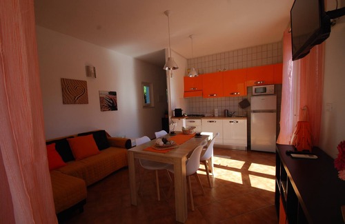 Lacona Apartment | delicious, 5 seats, large outdoor areas with lots of greenery and privacy, children's area
