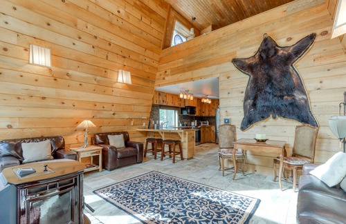 Sisters House | Delightful cabin with lofted layout, hot tub, modern kitchen, WiFi & shared pool