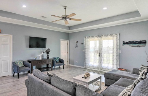 Pirates Beach House | Delightful Galveston Abode - 1/2 Mi to Beach!