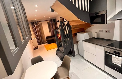 Eltham West House | Delightful holiday home away from home, wetroom, UFH, garden/parking, local park