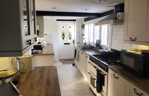 New Forest District House | Delightful New Forest cottage with hot tub and direct forest access, sleeps 8