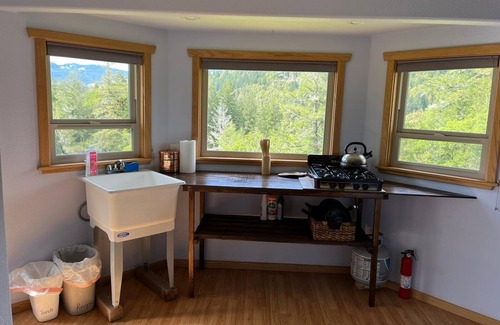 Redway Apartment | Delightful off grid studio with beautiful mountain views