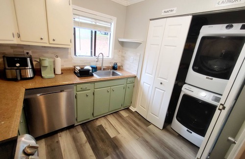 Greensboro House | Delightful Room, queen-size bed, near hospitals & shops. AC, WiFi, 1.5 bathrooms