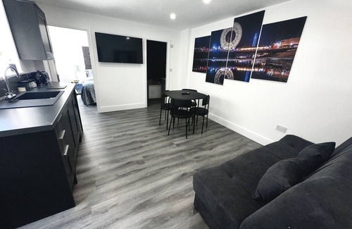 South Shore Apartment | Delux suite with Hot tub and spa bath