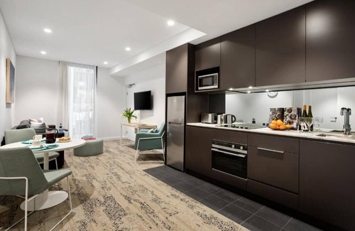 North Sydney Apartment | Deluxe 1 Bedroom Apartment at Miller Street, North Sydney