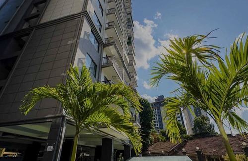 Kileleshwa Apartment | Deluxe 1-bedroom Condo with WiFi and fitness room in Kileleshwa.