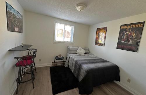 Port Dover Apartment | Deluxe 2BD Movie Apartment in Port Dover