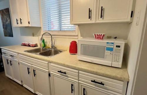Port Dover Apartment | Deluxe 2BD Movie Lounge Unit in Port Dover