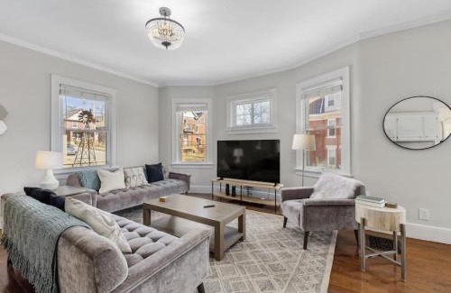 Mount Auburn House | Deluxe 6 Bedroom 3 Min to Downtown w 2-car Driveway