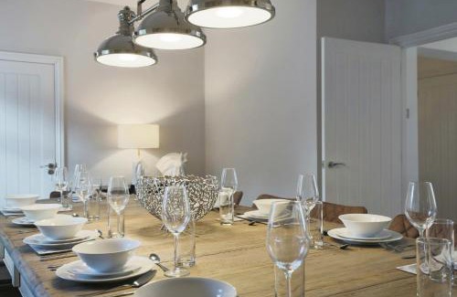 Barnt Green House | Deluxe 7 Bedroom Property in Solihull
