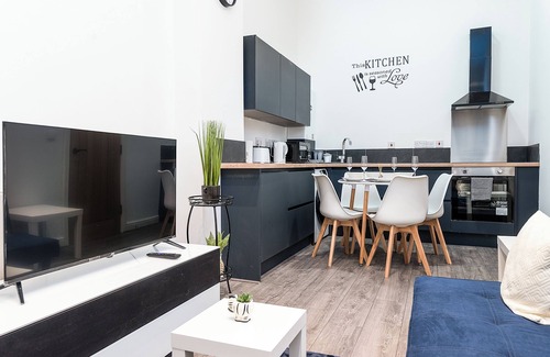 Nottingham City Centre Apartment | Deluxe Apartment In City Centre W/Outdoor dining and games area.