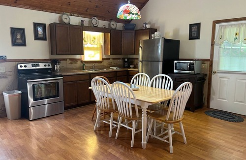 Eckerty Cabin | Deluxe Cabin 10 with Indoor Jacuzzi Tub on Patoka Lake in Southern Indiana