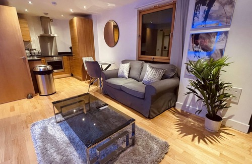 Leeds Apartment | Deluxe City Apt Riverside Balcony &Free Parking