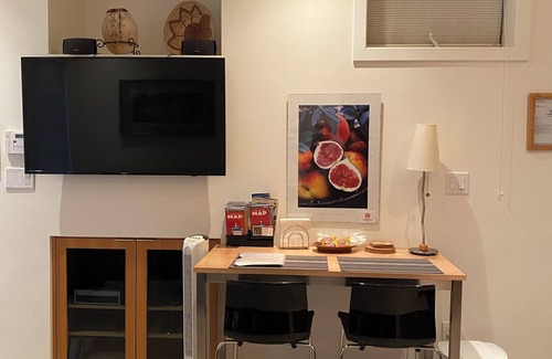Riley Park-Little Mountain Apartment | Deluxe Contemporary Garden Suite with 9-foot Ceilings