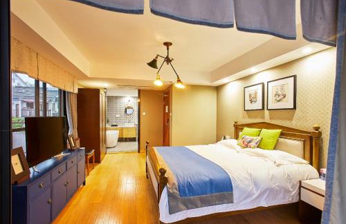Xihu House | Deluxe Double Balcony King Room Bathtub