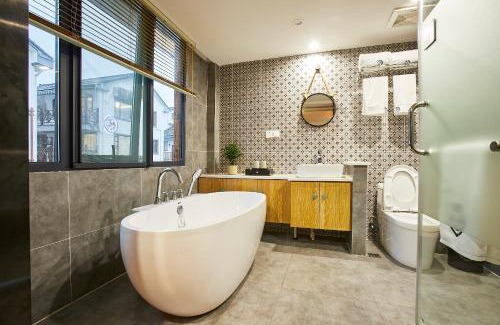 Xihu House | Deluxe Double Balcony King Room Bathtub