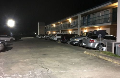 Greenwood Hotel | Deluxe Inn & Suites