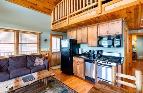Vonore Cabin | Deluxe Lakefront Cabin