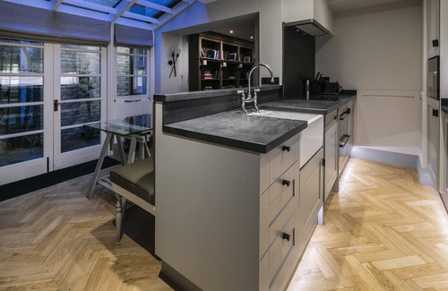 City of Westminster Apartment | Deluxe Lower Ground Mayfair Home by Oxford Street