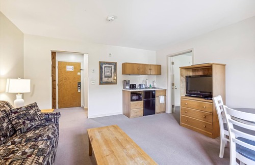 West Bridgewater Hotel | Deluxe one bedroom suite located on first floor with outdoor heated pool 11921