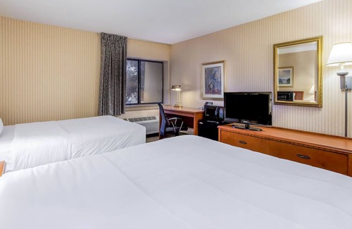 La Crosse Hotel | Deluxe Queen Room With Two Queen Beds Non-Smoking
