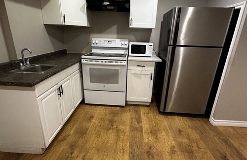 Rosemount House | Deluxe Room Close to Restaurants, Plaza, Shopping, Gym & Colleges