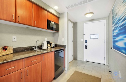 Sunny Isles Beach Apartment | Deluxe Studio, Balcony Bay View, Amazing Pool