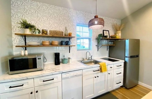 Joplin House | Deluxe Studio w/great location! Sleek & stylish!