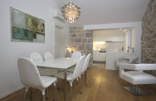 Split Villa | Deluxe Three Bedroom Villa 800 5-6 pax Radmilovića Street 17