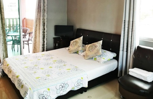 Kampung Kedawang Ski Chalet | Deluxe Triple Room W/Balcony & Private Bathroom