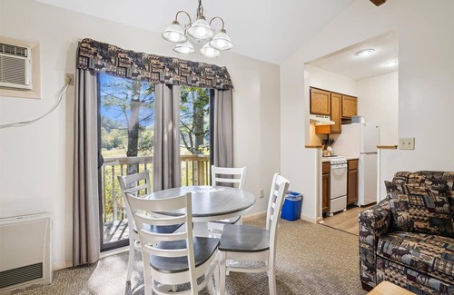 West Bridgewater Hotel | Deluxe Two Bedroom Suite on the 1st floor with outdoor heated pool 10304