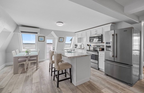 Queens Square Condo | Deluxe Waterfront Loft 2 Bedroom Downtown Ch"town