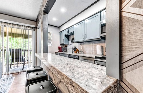College Station Apartment | Denali: 2 Bedroom, Walk to A&M, Comfy King Beds
