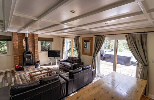 Farley Cabin | Denstone; woodland lodge for 8 with hot tub, log burner, BBQ, near Alton Towers.