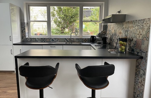 Derby Bed & Breakfast | Derby Bank House Cabin- one bedroom with full kitchen