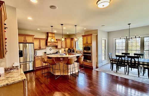Buechel House | Derby Getaway: Spacious 6 Bed, Walkout Basement