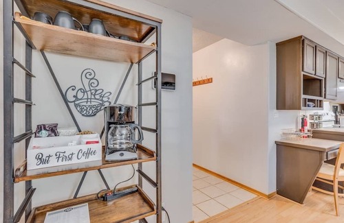 Derby House | Derby Spacious Home Off Rock Rd With King Master Suite