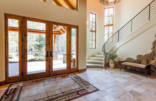 Three Rivers House | Deschutes River Lodge paddleboards hot tub and more