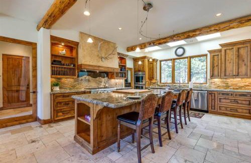 Three Rivers House | Deschutes River Lodge paddleboards hot tub and more