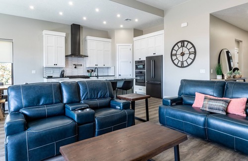 Washington House | Desert Dreaming 2 Bedroom, Den, Pet Friendly, Hot Tub EV Charger