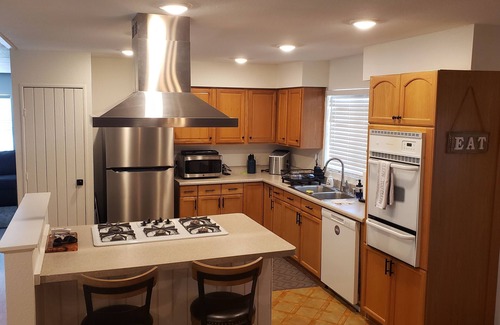 Holiday Shores House | Desert, Lake & River Retreat. 15 mins to Laughlin. Close to everything.