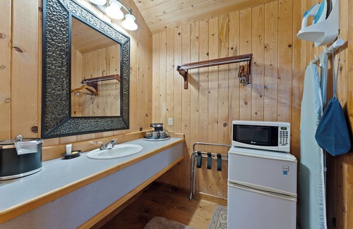 Bluff Hotel | Desert Rose Resort & Cabins