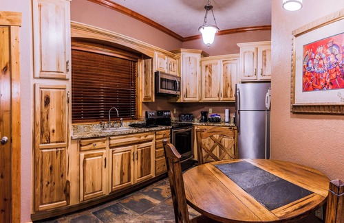Bluff Hotel | Desert Rose Resort & Cabins