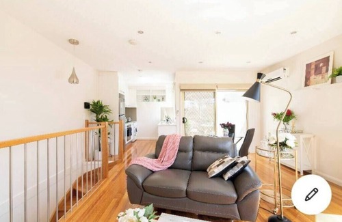 Glenroy Apartment | Design/bright/cosy townhouse between airport &city