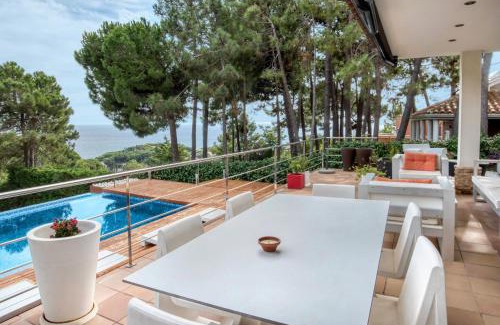 Sant Pol De Mar Villa | Design villa with sea views